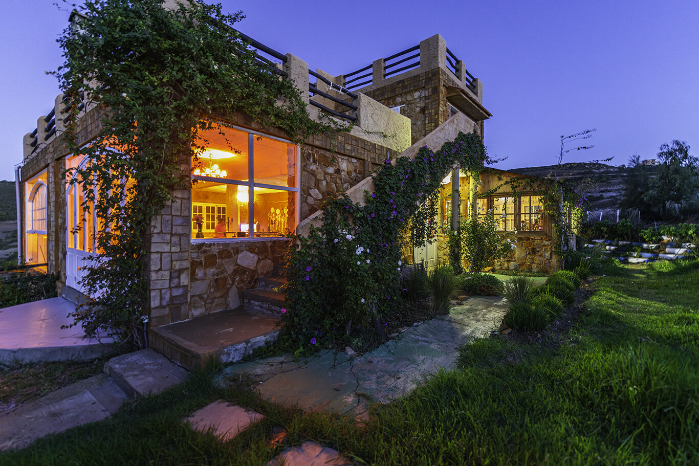 La maison de Nilamane illuminée au crépuscule