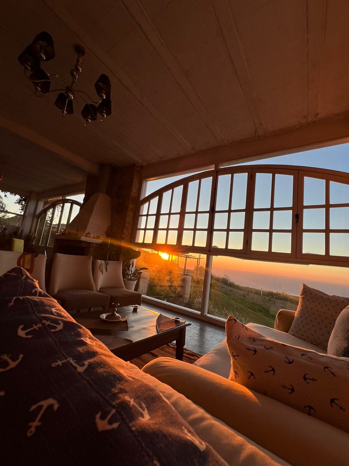 Salon du gîte Nilamane au coucher du soleil, vue sur l'océan