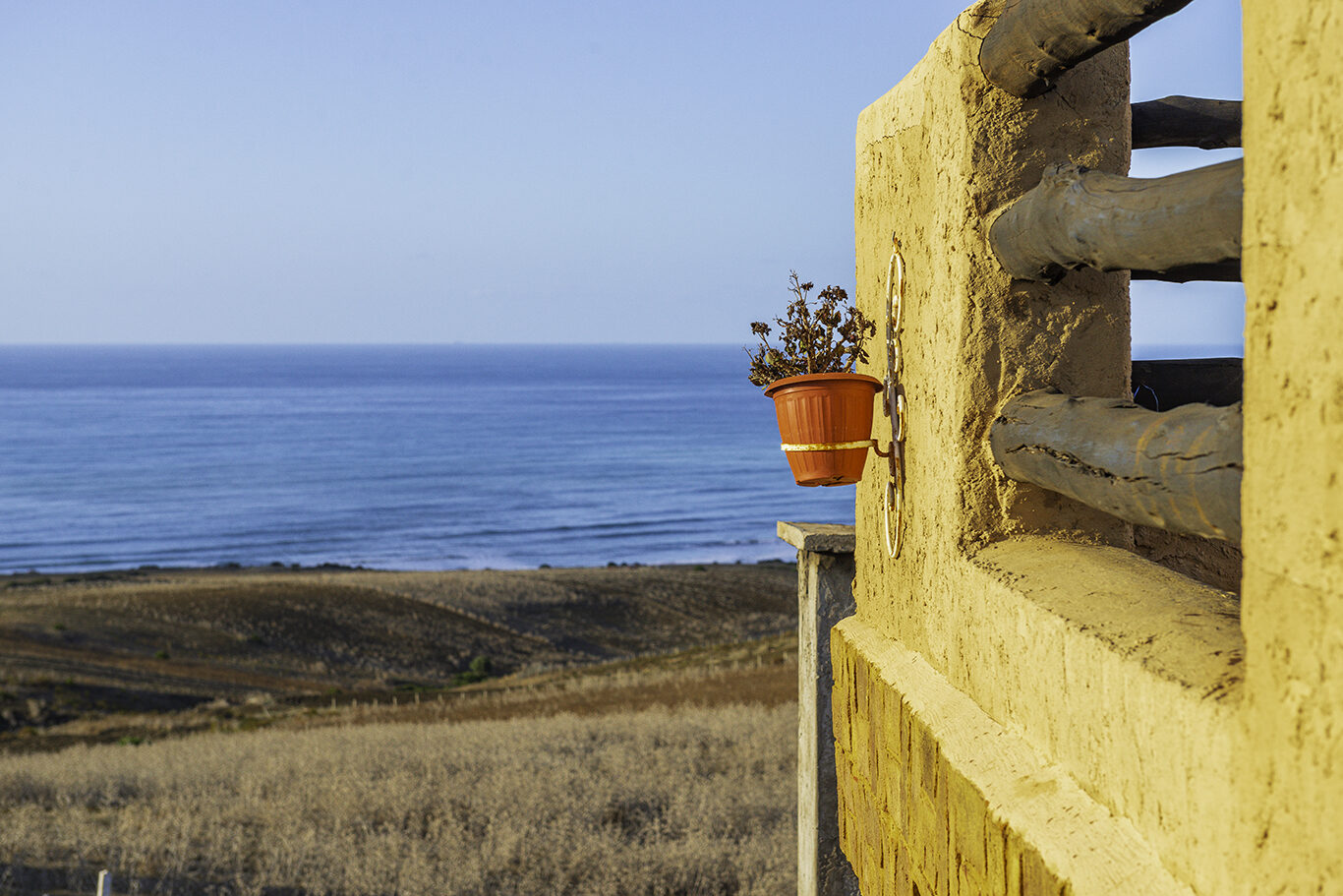 Terrasse ocre avec vue sur l'ocean Atlantique